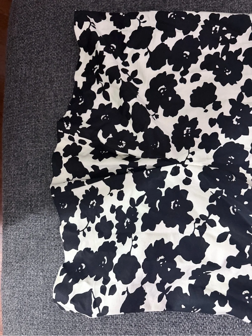 LOFT Black & Ivory Floral Pencil Skirt – Size 8